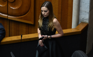 Caso Camila Flores: ¿qué sanciones arriesgan responsables por la filtración de sus imágenes íntimas?