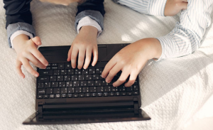 Junaeb comienza despacho de computadores de Becas TIC 2026: revisa quiénes reciben el beneficio