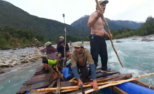 La balsa no resistió Pangal y sus primos enfrentaron complejo problema en pleno río
