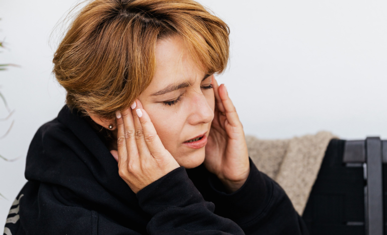 ¿Solo enfermedades respiratorias? Alertan por otro riesgo de salud que aumenta con el frío