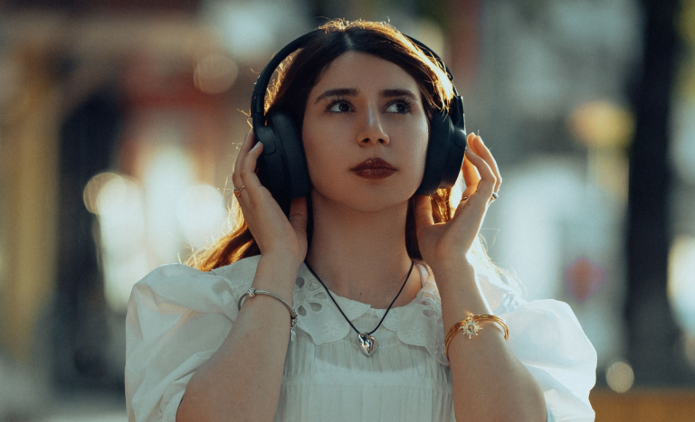 ¿Te sabes las canciones en inglés, pero no puedes hablarlo? Experto explicó la razón