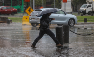 Viento Puelche y olas de hasta 5,5 metros: emiten alerta meteorológica para tres regiones del país