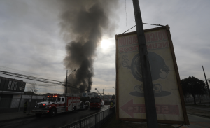 Autoridades entregan recomendaciones por nube tóxica y humo de incendio en Cerrillos