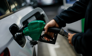 Baja la bencina y el petróleo: Gobierno anticipa disminución de precios de hasta $100 por litro