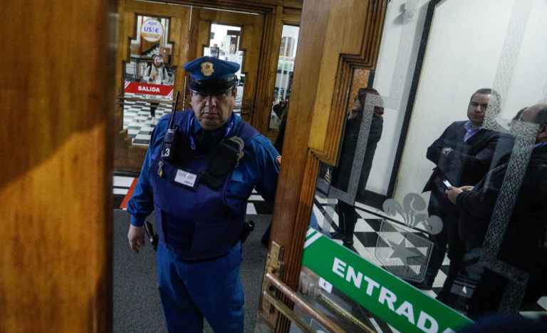 Por vínculo de ejecutiva con el Tren de Aragua: allanan sucursal de BancoEstado en Santiago Centro