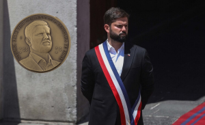 Casa de Moneda volvió a poner en venta medallas de Gabriel Boric y a mayor valor: ya se agotaron