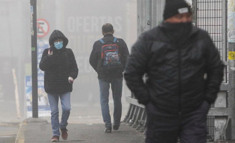 Código Azul para Santiago y otras siete ciudades por frío extremo: revisa el pronóstico semanal