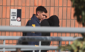 Detienen a mecánico extranjero acusado de mantener 