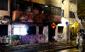 Expareja de mujer amenazada es sospechoso de incendio en vivienda en Santiago