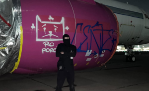 Vandalizan avión sin uso en Aeropuerto de Santiago: presunto autor de grafitis compartió imágenes