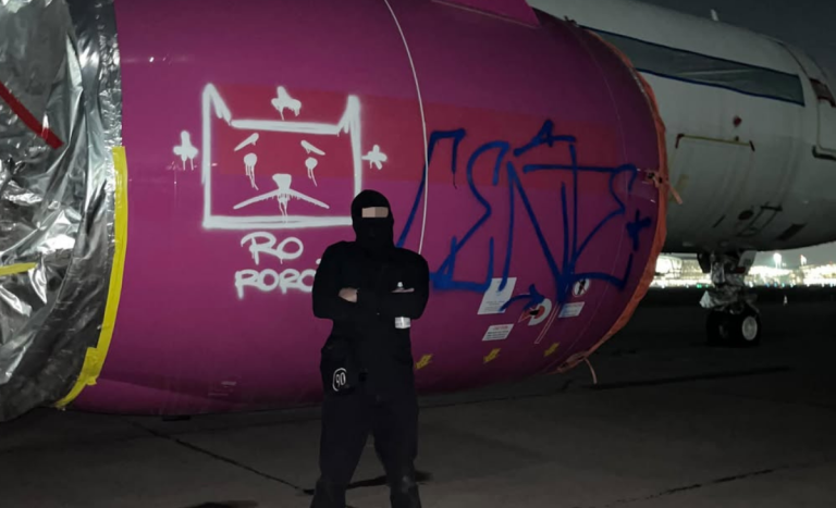 Vandalizan avión sin uso en Aeropuerto de Santiago: presunto autor de grafitis compartió imágenes