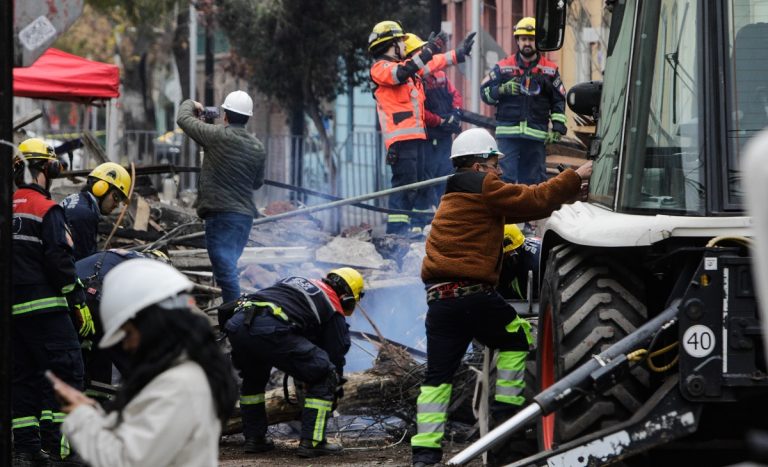 Hallan cuerpo sin vida de argentino desaparecido tras incendio y derrumbe en casona de Santiago