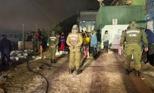Tragedia en Antofagasta: incendio en campamento dejó a menor de edad fallecido y 49 damnificados