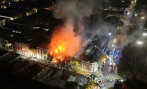 Gran incendio en Santiago Centro dejó heridos y atrapados por derrumbe