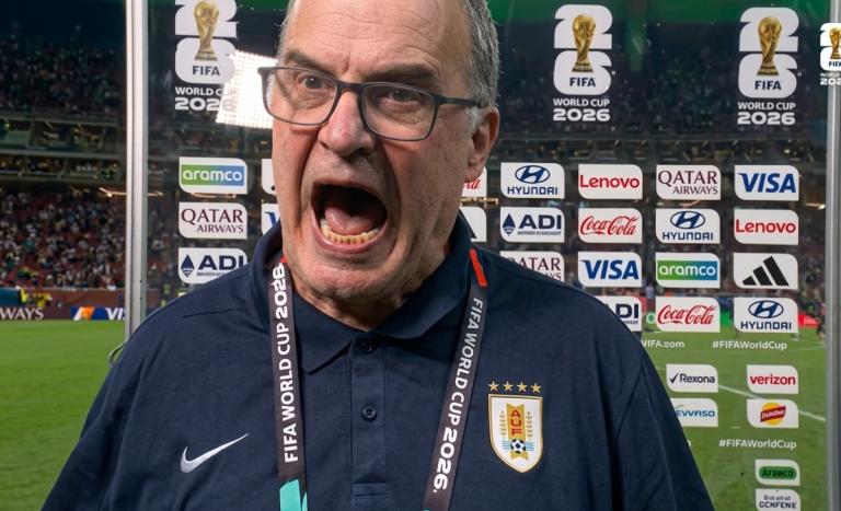 La viral reacción de Marcelo Bielsa frente a cámara tras eliminación de Uruguay: 