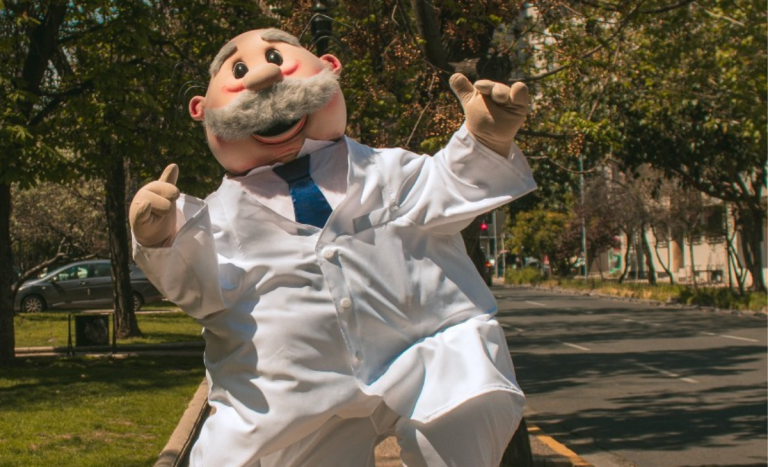 Corte confirma millonaria multa a Dr. Simi por uso de corpóreo durante horario de máximo calor