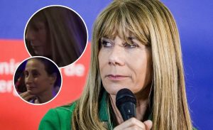 Ministra Rincón alzó la voz tras ser pifiada e insultada en obra de teatro: momento quedó registrado