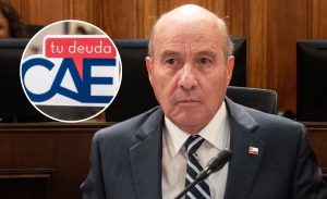 Ministro Quiroz admitió que sí hubo embargos a cuentas bancarias de deudores CAE que ganan menos de $3,5 millones mensuales