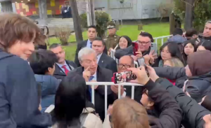 Videos contradicen rumor viral sobre mujer que discutió con Kast en Villarrica