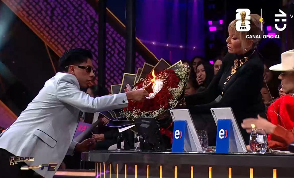 Raquel Argandoña recibió singular regalo en Fiebre de Baile
