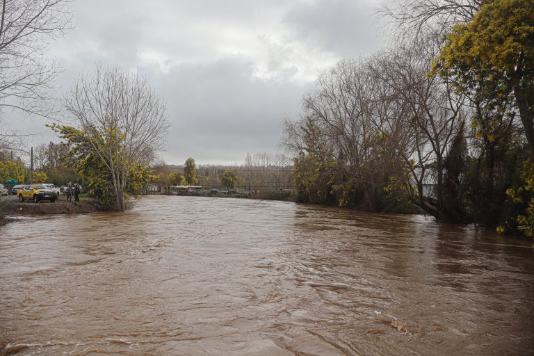 Declaran Alerta Roja desborde de río en Molina: 13 damnificados deja último balance de Senapred