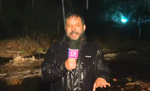 Empapado y con frío: despacho de Rafael Cavada en medio del temporal desató todo tipo de reacciones