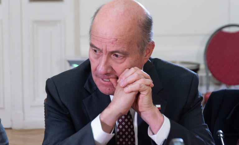 Sueldos se dispararon: asesores de Hacienda recibieron bonos por metas que superaron los $11 millones