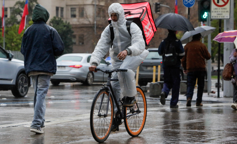 Vuelven las lluvias a Santiago: pronostican dos sistemas frontales con viento y hasta 25 mm de agua