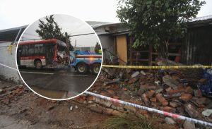 Complejo accidente en Cerro Navia: bus RED se estrelló contra una vivienda y dejó dos heridos