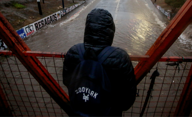 59 comunas suspenden sus clases este lunes ante intensas lluvias: medida se aplicará en 4 regiones