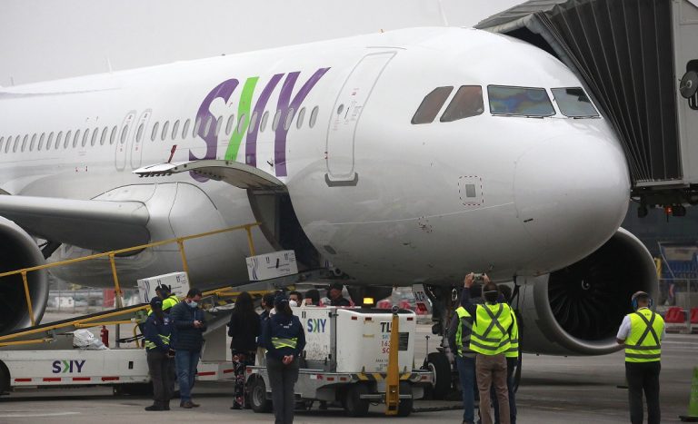 Dos vuelos de SKY desde Santiago a Brasil fueron desviados por emergencia: aterrizaron en Mendoza