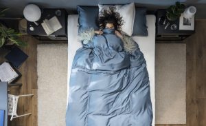 Dormir con o sin almohada: qué es lo que recomiendan los kinesiólogos