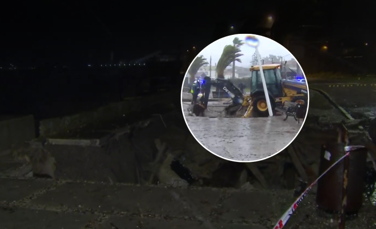 Enorme socavón se abrió en costanera de Algarrobo: trabajador cayó con retroexcavadora