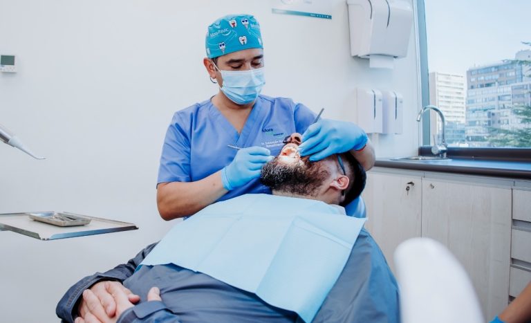 ¿Los implantes dentales duran para toda la vida? Esto dicen (y recomiendan) los especialistas