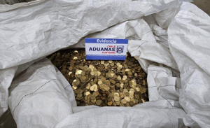 Insólito contrabando: intentaron enviar $10 millones a China en monedas de 10 pesos