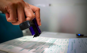Retener sueldos y devolución de impuestos: Gobierno evalúa medidas por mal uso de licencias médicas
