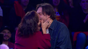 El romántico momento que protagonizaron Mauricio Jürgensen y Luciana Echeverría en 'Dale play'