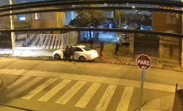 Atropellan a mujer en violento robo de vehículo Maipú: iba junto a cuatro niños