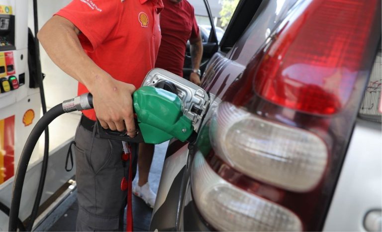 Confirman fuerte baja en el precio de las bencinas: diésel caerá más de $150 por litro