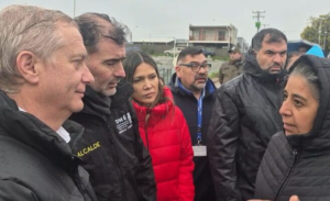 El tenso reclamo que recibió el presidente Kast tras demora en reconstrucción de viviendas en Tomé