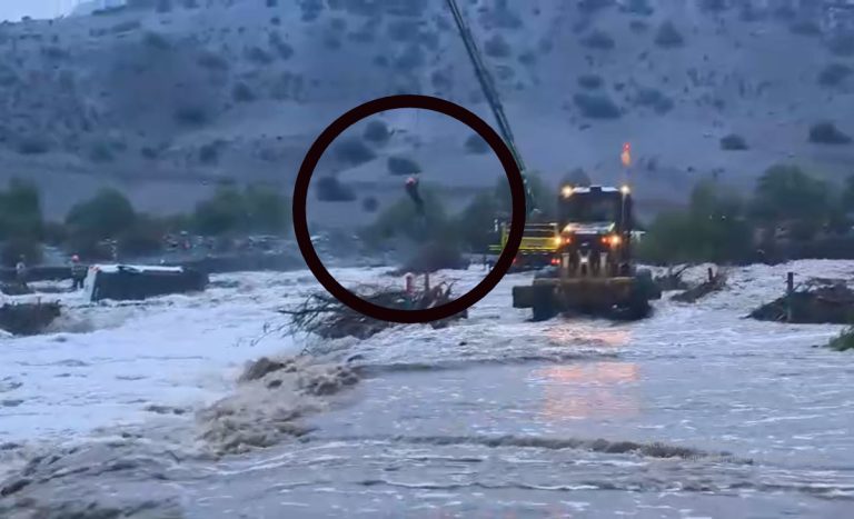 Dramático registro: video mostró el rescate de un hombre atrapado en el techo de su auto en el río