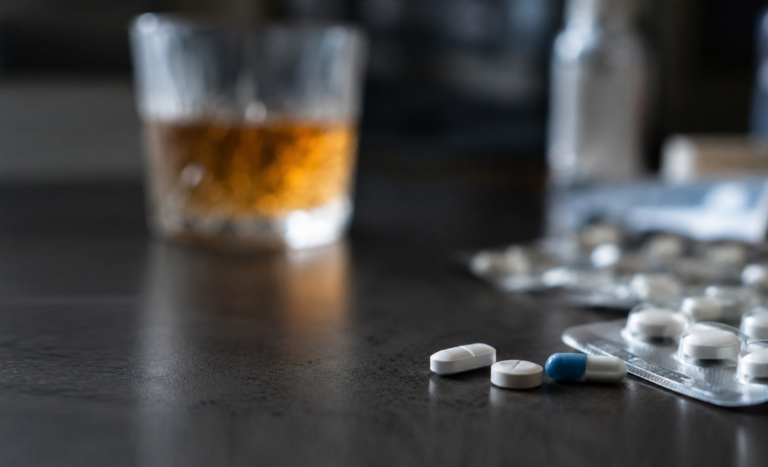 ISP alerta por reto viral que mezcla alcohol con antigripales: cómo identificar señales de riesgo