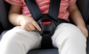 Robo de vehículos con niños a bordo: cómo actuar y qué errores evitar con las sillas infantiles