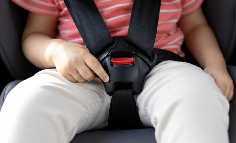 Robo de vehículos con niños a bordo: cómo actuar y qué errores evitar con las sillas infantiles