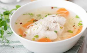 ¿Mito o alivio real? Especialista analiza beneficios de la sopa de pollo en cuadros respiratorios