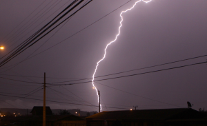 Emiten aviso por tormentas eléctricas en 4 regiones del país por sistema frontal: revisa el detalle
