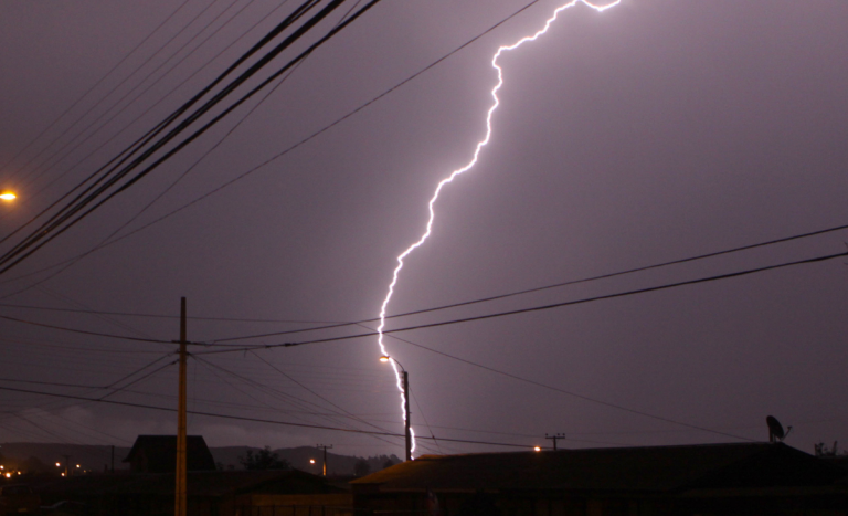 Emiten aviso por tormentas eléctricas en 4 regiones del país por sistema frontal: revisa el detalle