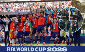 Un buen perdedor: viralizan imagen del único jugador de Argentina que no se giró ante España campeón