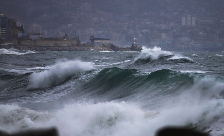 ¿Qué es un meteotsunami? Expertos explican el fenómeno que acompañará sistema frontal en Chile