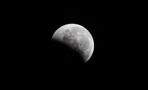 Eclipse lunar de agosto se podrá ver en Chile esta noche: ¿A qué hora y cuándo ocurrirá el fenómeno?